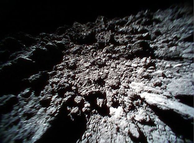 Illustration for article titled Los rover de Hayabusa 2 envían nuevas imágenes y el primer vídeo desde la superficie del asteroide Ryugu